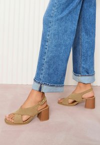 Friends Like These WIDE FIT - MID BLOCK STACKED CROSS STRAP  - Sandaalit nilkkaremmillä - neutral