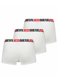 Bílé boxerky v balení po třech, s černým a červeným páskem s logem Diesel, hladký materiál a přiléhavý střih.