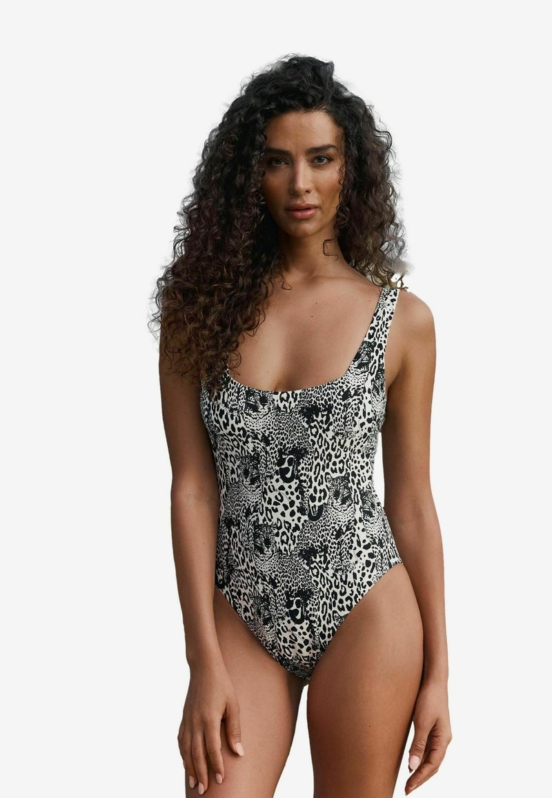 Costum de baie cu imprimeu de leopard alb-negru, cu decolteu rotunjit și bretele late, realizat dintr-un material fin și elastic.