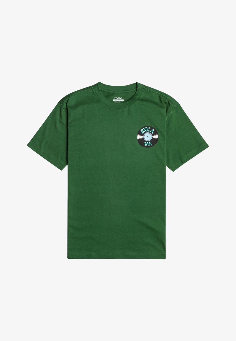 T-shirt en coton vert à manches courtes. Présente un graphique d'un disque vinyle sur la poitrine gauche, avec le texte "RVCA" en bleu et noir.