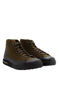 Scarpe alte marroni e grigie con tomaia in lana, punta in gomma e dettagli testurizzati, con lacci arrotondati e una suola robusta.