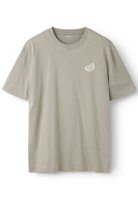 T-shirt gris clair en coton à manches courtes avec col rond et petit motif blanc représentant une tranche d'agrumes sur la poitrine gauche.