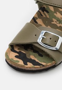 Geox GHITA BOY - Sandálias - military/black