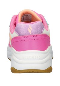 Roze en paarse synthetische sneaker met een witte zool. Heeft een ronde hak en textuuraccenten. Merknamen "Skechers" is op de hak geperst.
