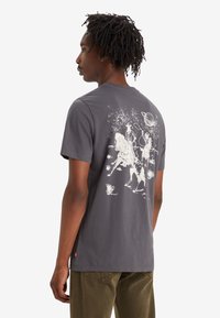 Levi's® CLASSIC GRAPHIC - Marškinėliai su spaudiniu - space cowboy andesite ash