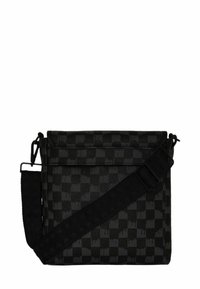 Borsa a tracolla nera con motivo a scacchi e tracolla regolabile, presentata su uno sfondo bianco.