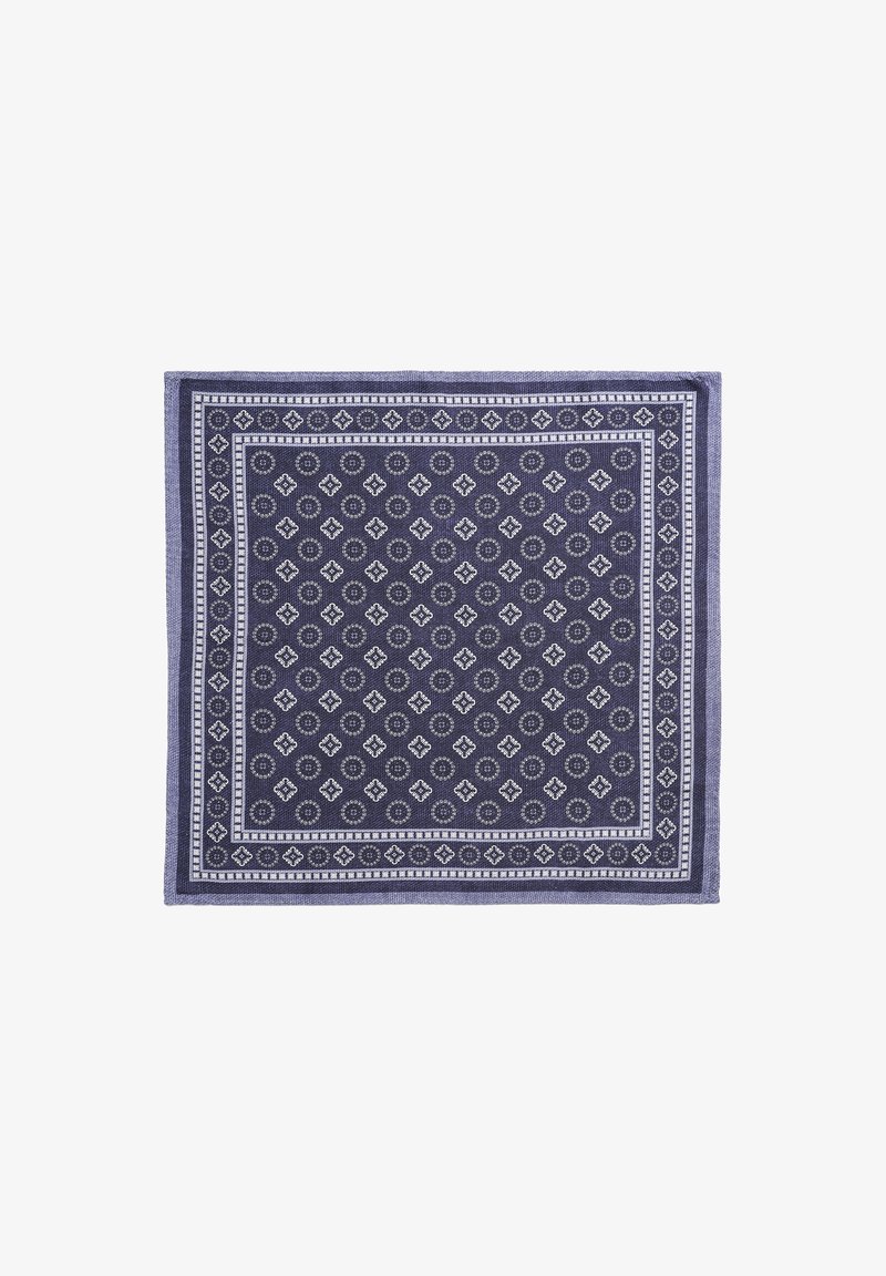 Marineblauwe tapijt met een geometrisch ontwerp, voorzien van kleine witte diamanten en cirkelvormige motieven, omrand door een effen marineblauwe rand.