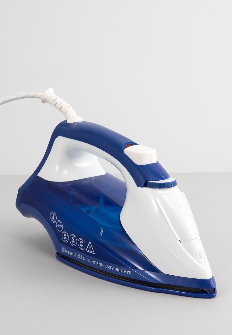 Plancha de vapor azul y blanca con forma curva, reservorio de agua transparente, botón de temperatura y múltiples iconos de funciones en un lado.