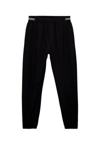Schwarze Sporthose mit elastischem Bund, zwei Seitentaschen und grauen Akzentstreifen am Bund. Glatte Stofftextur.