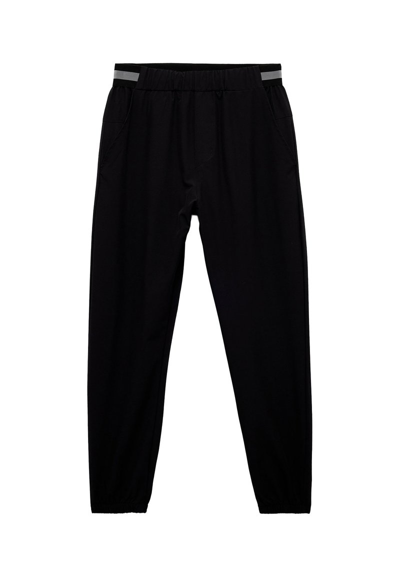 Schwarze Sporthose mit elastischem Bund, zwei Seitentaschen und grauen Akzentstreifen am Bund. Glatte Stofftextur.
