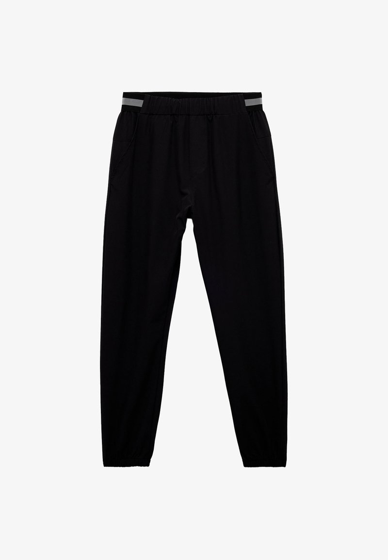Schwarze Sporthose mit elastischem Bund, zwei Seitentaschen und grauen Akzentstreifen am Bund. Glatte Stofftextur.