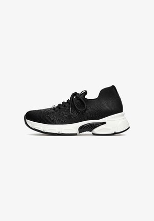 Sneaker in maglia nera con suola bianca, chiusura frontale con lacci e supporto ammortizzato nella suola intermedia, mostrata di profilo su sfondo bianco.