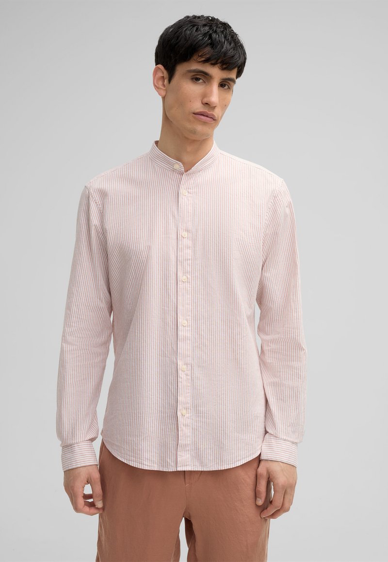 Camicia a maniche lunghe a righe con colletto alla cinese, di un tenue rosa e bianco. Presenta una chiusura con bottoni e un leggero orlo curvo nella parte inferiore.