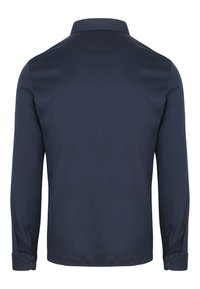 Navyblauwe langemouwen shirt gezien vanaf de achterkant met knoopmanchetten en een standaardkraag op een witte achtergrond.