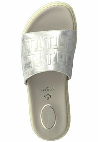 Sandalo scivoloso argento con una cinghia testurizzata che presenta un motivo geometrico in rilievo. Soletta morbida beige e suola resistente con dettagli di cucitura.