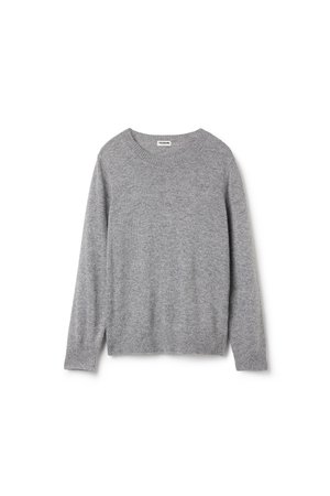 Hellgrauer Pullover mit Rundhalsausschnitt, langärmlig, mit gerippten Bündchen an Ärmeln und Saum, aus weichem Strickstoff, auf weißem Hintergrund dargestellt.