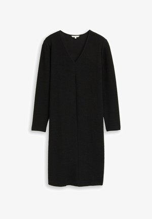 Melna adīta kleita ar V-veida kaklu, garām piedurknēm un taisnu griezumu. Tam ir strukturēts audums ar smalkām rakstām un līdz ceļiem garš apmale.