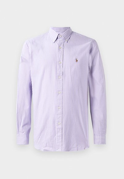 Lila prugasta srajca s dolgimi rokavi, ovratnikom na gumb in logotipom na prsih. Tkanina ima gladko teksturo.