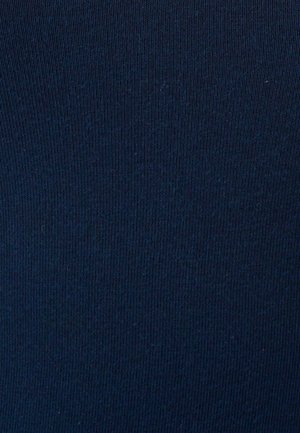 Tessuto a coste di colore blu navy con una texture liscia e sottili linee verticali, adatto per applicazioni di abbigliamento. Nessun motivo visibile o accessori.