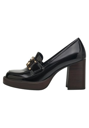 Schwarzer Lackleder-Slipper mit klobigem Holzblockabsatz und goldfarbenem Schnallendetail am Obermaterial, Seitenansicht.