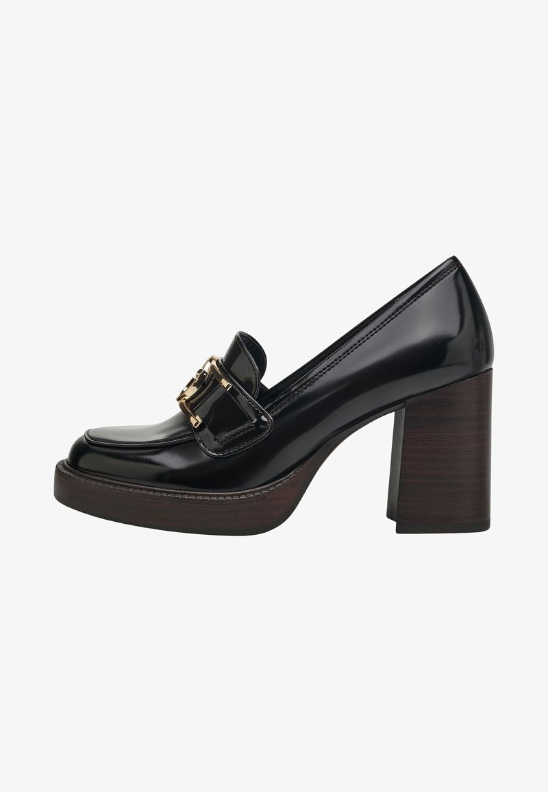 Mocassin en cuir verni noir avec talon bloc épais en bois et détail de boucle dorée sur le dessus, vue latérale.