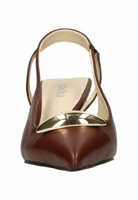 Chaussure slingback en cuir marron avec un orteil pointu, présentant un accent métallique sur le dessus et une semelle plate. Texture lisse.