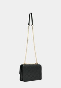 Černá kožená crossbody taška s vyšitým diamantovým vzorem, zlatým řetízkem a strukturovaným tvarem. Obsahuje přední klopu na zavírání.