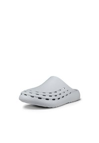 Zoccoli grigi chiari slip-on realizzati in materiale flessibile, caratterizzati da numerosi fori di ventilazione e un design liscio e arrotondato.