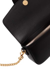 Zwarte leren clutch met goudkleurige hardware. Voorzien van een kettingriem en een gladde textuur. Het interieur is gevoerd met een lichte stof.