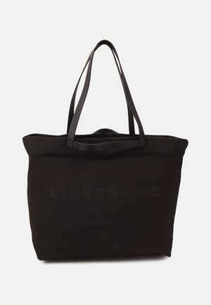 Bolsa de tela negra con dos largas asas de cuero y un sutil logo "Liebeskind Berlin" en el frente.