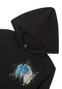Felpa nera con cappuccio caratterizzata da una grafica di un controller di gioco in grigio e blu, con uno sfondo a motivi colorati. Realizzata in cotone.