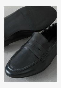 Selected, black