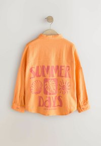 Orange, langärmeliges Hemd aus strukturiertem Stoff. Mit pinkfarbenen Druckgrafiken von Muscheln und der Sonne, auf dem Rücken mit der Aufschrift "SOMMER TAGE".