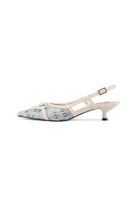 Scarpa slingback a punta con una leggera fascia in pelle beige e un pannello in tessuto blu a motivo testurizzato. Presenta un tacco basso e sottile.