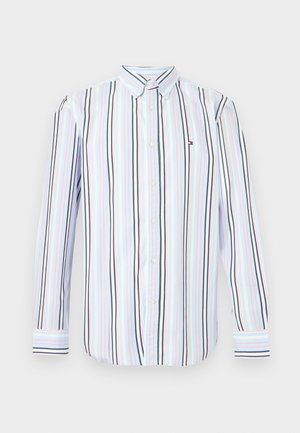 Camisa de manga larga con botones y rayas verticales en azul, negro y rojo sobre fondo blanco, con cuello de solapa.