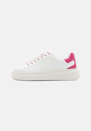 Weißer Sneaker mit dicker Sohle, ausgestattet mit einem strukturierten rosa Fersenelement und roten gemusterten Schnürsenkeln. "GUESS"-Logo reliefartig an den Seiten geprägt.