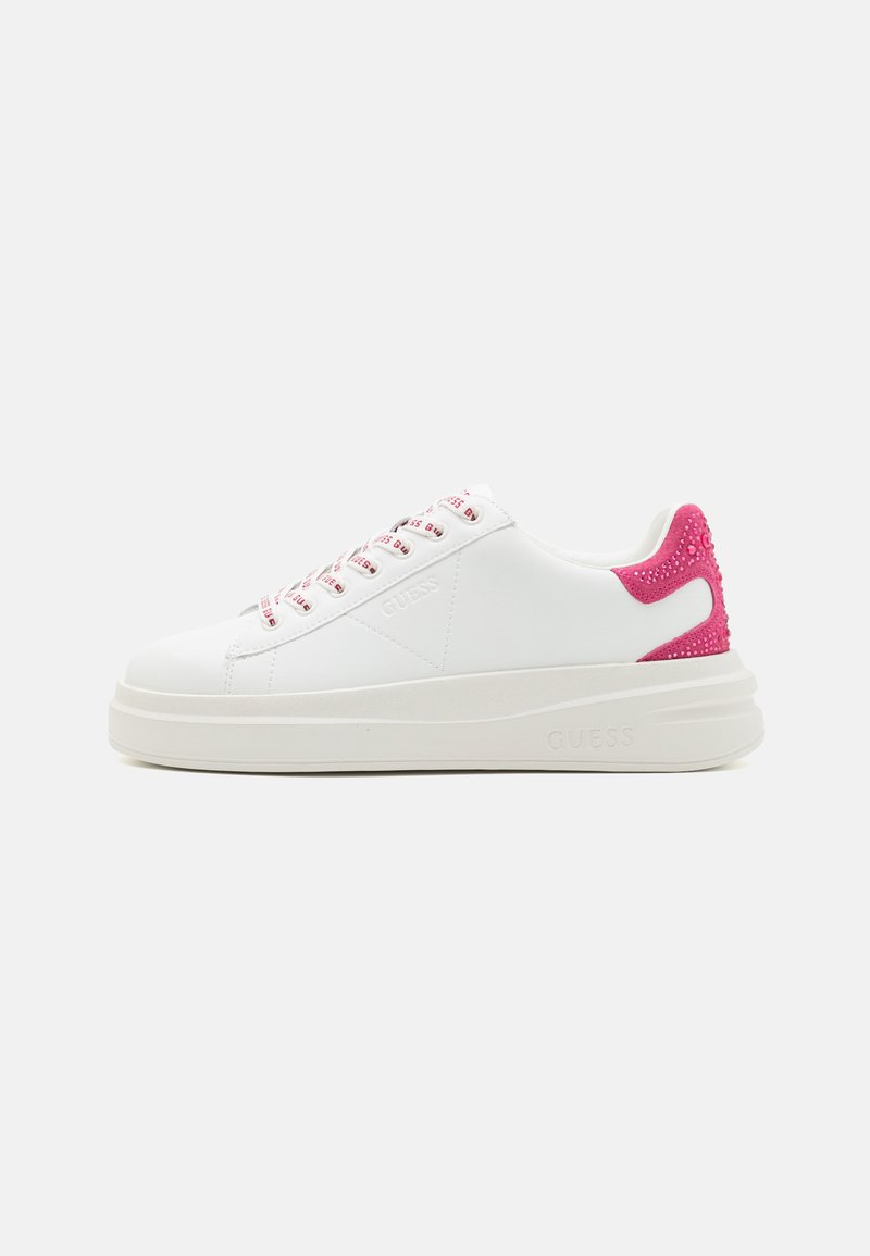 Baskets blanches avec une semelle épaisse, présentant un accent de talon texturé rose et des lacets à motifs rouges. Logo "GUESS" en relief sur les côtés.