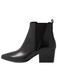 Schwarze Lederknöchelstiefel mit einer spitzen Zehenform, elastischen seitlichen Einsätzen und einem stabilen Blockabsatz, mit einer glatten und glänzenden Oberfläche.