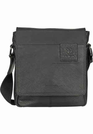 Borsa a tracolla in pelle nera con pattina frontale, superficie testurizzata, cuciture sottili e una toppa con logo. Include una tracolla regolabile.