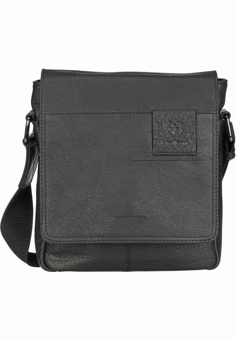 Borsa a tracolla in pelle nera con pattina frontale, superficie testurizzata, cuciture sottili e una toppa con logo. Include una tracolla regolabile.
