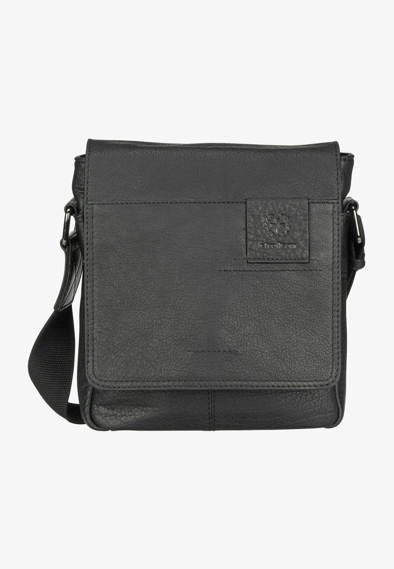 Borsa a tracolla in pelle nera con pattina frontale, superficie testurizzata, cuciture sottili e una toppa con logo. Include una tracolla regolabile.