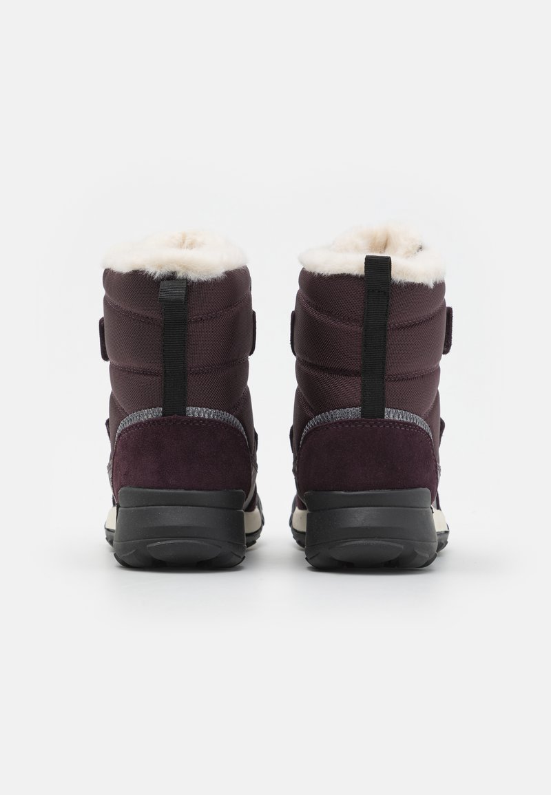 Plüschige, burgunderfarbene Stiefel mit einem mit Fell gefütterten Kragen, textilem Obermaterial, Wildleder-Akzenten und einer schwarzen Gummisohle. Verfügt über seitliche Riemen zur Anpassung der Passform.