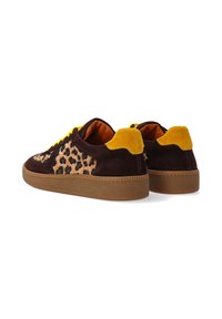 Baskets en suede marron avec un panneau latéral en imprimé léopard, des accents jaunes et une semelle en caoutchouc gomme texturée. Elles présentent des lacets jaunes et un col rembourré.