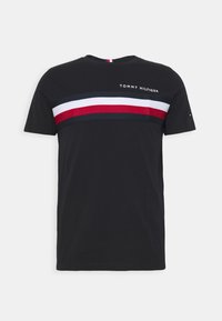 Mustapohjainen puuvillapaita, jossa on pyöreä kaula-aukko, vaakasuoria raitoja punaisena, valkoisena ja laivastonsinisenä sekä "TOMMY HILFIGER" -logo edessä.