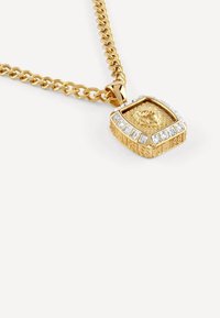 Collana in oro con un pendente quadrato incastonato di falsi gioielli trasparenti e caratterizzato da un design in rilievo, inciso con "Los Angeles Est. 1981".