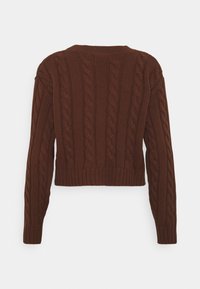 Brązowy sweter dziany z wzorem w warkocze, skrócona długość, ściągacze u dołu i na rękawach oraz klasyczny dekolt w serek.