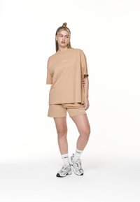 Pegador BRACY - Tricou basic - washed safari sand/white