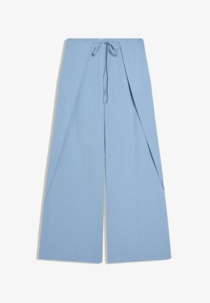 Lyseblå viddebukser med lagdelte forpaneler og snøre i taljen.