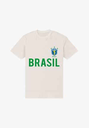 Bílý bavlněný tričko s zeleným textem "BRASIL" a modrým logem CBF s trofejí a hvězdami na levé straně hrudi.