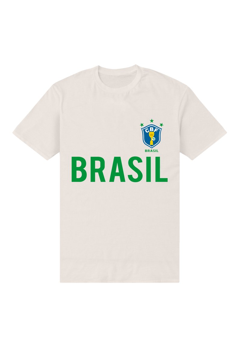 Biała koszulka z bawełny z zielonym napisem "BRASIL" oraz niebieskim logo CBF z trofeum i gwiazdami na lewej piersi.